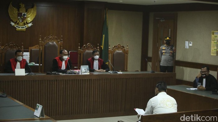Gaya Nyentrik Jerinx saat Bacakan Pledoi Terdakwa musisi I Gede Ari Astina atau Jerinx kembali menghadiri sidang lanjutan di Pengadilan Tinggi Jakarta Pusat.