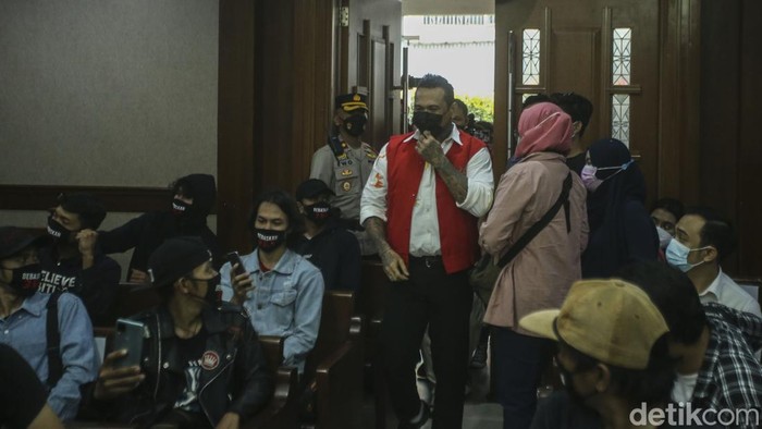 Terdakwa musisi I Gede Ari Astina atau Jerinx kembali menghadiri sidang lanjutan di Pengadilan Tinggi Jakarta Pusat.