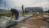 Bangku taman, pengeboran air dan fasilitas halte pun kini dikebut pembangunannya.