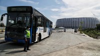 Petugas mengoperasikan bus transjakarta di kawasan Halte Jakarta International Stadium, Papanggo, Jakarta Utara, Selasa (22/2).