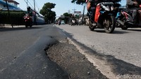 Selain itu, beberapa titik di Jalan Ciputat Raya juga berlubang.   