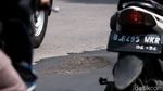 Hati-hati, Banyak Lubang di Jalan Pondok Pinang Jaksel