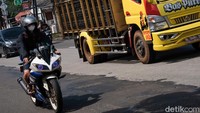 Jalanan ini memang kerap dilewati bus yang bisa jadi membuat jalanan bergelombang dan berlubang.  