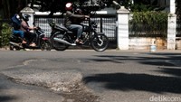 Tekstur jalan bergelombang membuat pengendara roda dua maupun empat menurunkan kecepatan lajunya.  