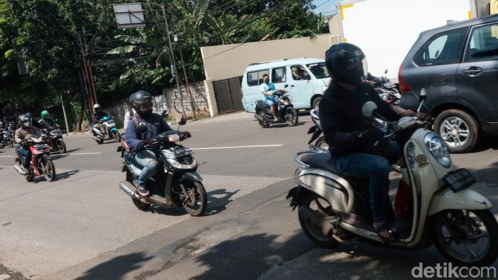 Pengguna jalan melintas di Jalan Ciputat Raya, Pondok Pinang, Kebayoran Lama, Jakarta Selatan, Selasa (22/2/2022). Pantauan pukul 10.00 WIB, jalanan tampak bergelombang.