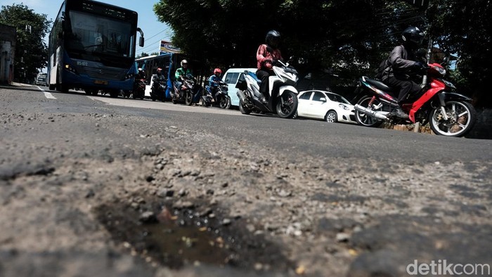 Hati-hati, Banyak Lubang di Jalan Pondok Pinang Jaksel Pengguna jalan melintas di Jalan Ciputat Raya, Pondok Pinang, Kebayoran Lama, Jakarta Selatan, Selasa (22/2/2022). Pantauan pukul 10.00 WIB, jalanan tampak bergelombang.