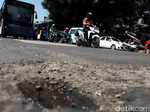 Hati-hati, Banyak Lubang di Jalan Pondok Pinang Jaksel