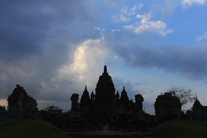 Sewu or Manjusrighra is a Buddhist temple built in the 8th century within only eight hundred meters to the north of Prambanan. Sewu is the second largest Buddhist temple complex after Borobudur in Central Java. Sewu older than Borobudur and Prambanan. Although originally had 249 temples, the temple community is called 