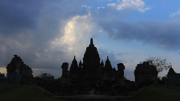 Sewu or Manjusrighra is a Buddhist temple built in the 8th century within only eight hundred meters to the north of Prambanan. Sewu is the second largest Buddhist temple complex after Borobudur in Central Java. Sewu older than Borobudur and Prambanan. Although originally had 249 temples, the temple community is called 