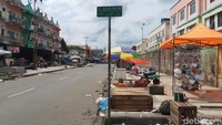 Bukan tanpa alasan, tenda-tenda yang didirikan Pemko dinilai hanya ala kadarnya saja. Pedagang berjualan di trotoar jalan layaknya pedagang kaki lima yang ditata.