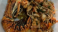 Yummy! Sepiring spaghetti dengan lobster dan udang segar siap dinikmati Mawar. Pasta seafood ini terlihat menggoda selera. Foto: instagram @mysamawar
