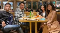 Mawar yang lahir pada 26 Februari 1986 ini punya hobi makan bersama teman dan keluarganya. Salah satunya saat menikmati menu shabu-shabu di restoran Jepang. Foto: instagram @mysamawar