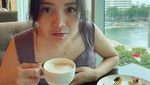 Intip Asyiknya Mawar AFI Saat Ngopi dan Ngemil