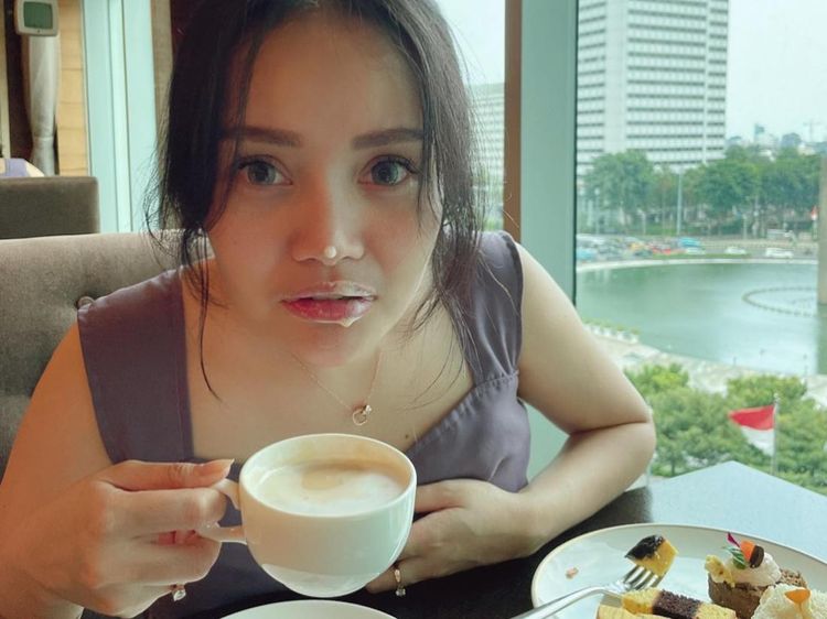 Intip Asyiknya Mawar AFI Saat Ngopi dan Ngemil