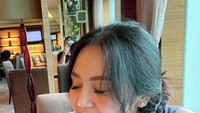 Menikmati secangkir kopi sambil santai jadi agenda Mawar. Eits tapi kok kopinya sampai nempel di hidung nih? Foto: instagram @mysamawar