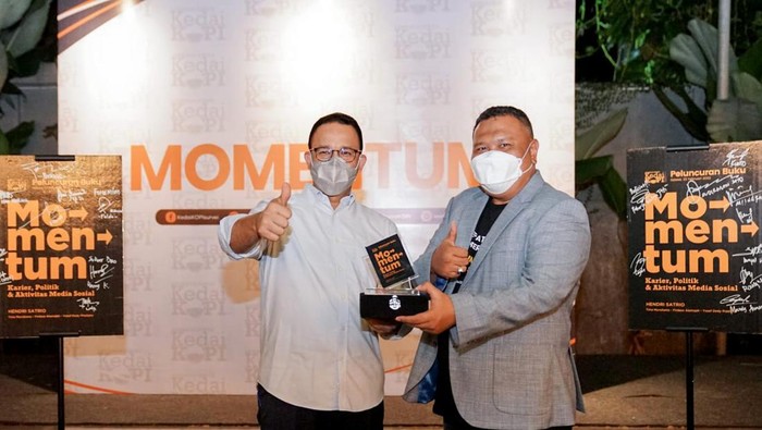 Lembaga Survei KedaiKOPI meluncurkan buku “MOMENTUM: Karier Politik & Aktivitas Media Sosial”. Gubernur DKI Jakarta Anies Baswedan pun turut hadir. Apa katanya?