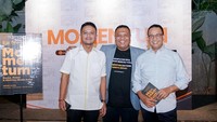 Buku itu ditulis oleh Hendri Satrio, Tirta Mursitama, Firdaus Alamsjah dan Yosef Dedy Pradipto. Sang penulis, Hendri Satrio mengatakan faktor utama yang mempengaruhi karir seseorang adalah momentum. Maka momentum itu harus dicari dan bila sudah didapatkan, momentum tersebut harus digunakan secara maksimal. Founder Lembaga Survei KedaiKOPI itu juga turut membeberkan tiga cara untuk mendapatkan sebuah momentum yaitu pertama adalah kepemimpinan transformasional, kemudian memiliki modal sosial dan terakhir pengalaman bisnis maupun organisasi.