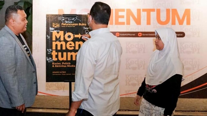 Lembaga Survei KedaiKOPI meluncurkan buku “MOMENTUM: Karier Politik & Aktivitas Media Sosial”. Gubernur DKI Jakarta Anies Baswedan pun turut hadir. Apa katanya?
