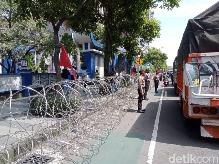 Kantor Dishub Jatim dipagari kawat berduri.