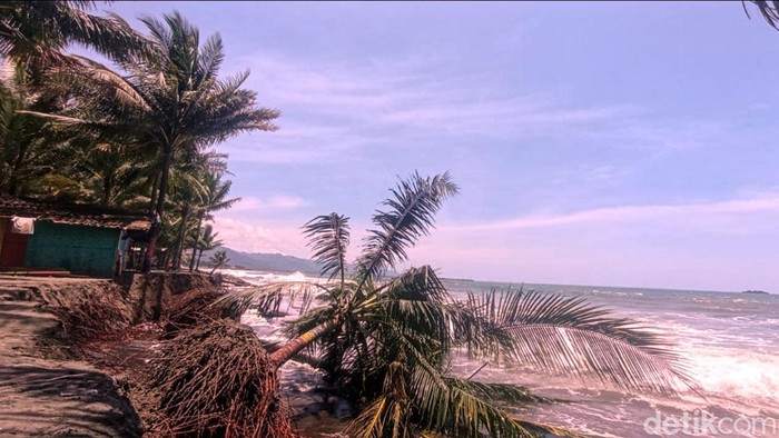 Sebuah kapal tongkang pengangkut batubara terdampar di pesisir Pantai Cipatuguran, Kelurahan/Kecamatan Palabuhanratu, Kabupaten Sukabumi.