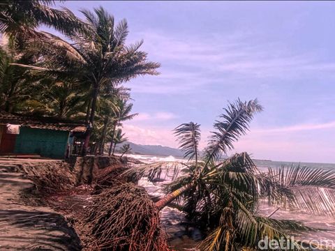 Sebuah kapal tongkang pengangkut batubara terdampar di pesisir Pantai Cipatuguran, Kelurahan/Kecamatan Palabuhanratu, Kabupaten Sukabumi.