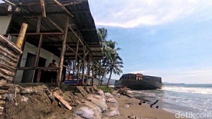Sebuah kapal tongkang pengangkut batubara terdampar di pesisir Pantai Cipatuguran, Kelurahan/Kecamatan Palabuhanratu, Kabupaten Sukabumi.