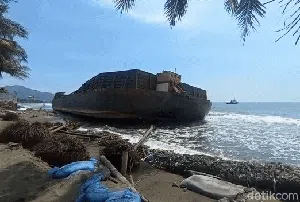 Penampakan Tongkang Terdampar di Palabuhanratu Rusak Ekosistem-Rumah Warga