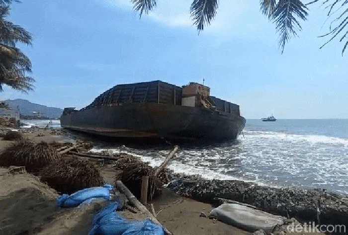 Sebuah kapal tongkang pengangkut batubara terdampar di pesisir Pantai Cipatuguran, Kelurahan/Kecamatan Palabuhanratu, Kabupaten Sukabumi.