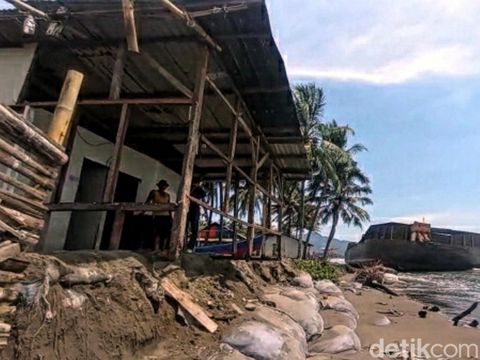 Sebuah kapal tongkang pengangkut batubara terdampar di pesisir Pantai Cipatuguran, Kelurahan/Kecamatan Palabuhanratu, Kabupaten Sukabumi.
