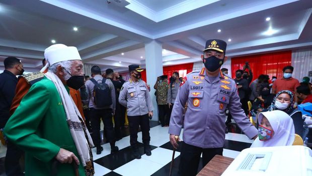 Kapolri Tinjau Vaksinasi di Banten