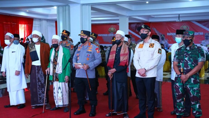 Kapolri Tinjau Vaksinasi di Banten