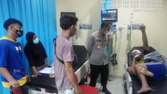 Seorang pria bernama Eko Supriyadi warga Sepatan Timur, Tangerang, harus dirawat rumah sakit. Pasalnya, kepala Eko terluka akibat dipukul cangkul oleh tetangganya orang dengan gangguan jiwa (ODGJ).