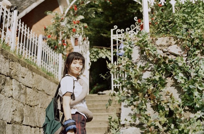 Sebelum memerankan Nam Hee Do, dia melakukan riset bagaimana anak SMA tahun 1990an berpakaian lewat majalah lama. Kim Tae Ri juga membeli produk perawatan wajah agar terlihat lebih awet muda dalam drama Korea Twenty Five Twenty One. Foto: dok. Instagram kimtaeri_official