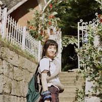 Sebelum memerankan Nam Hee Do, dia melakukan riset bagaimana anak SMA tahun 1990an berpakaian lewat majalah lama. Kim Tae Ri juga membeli produk perawatan wajah agar terlihat lebih awet muda dalam drama Korea Twenty Five Twenty One. Foto: dok. Instagram kimtaeri_official