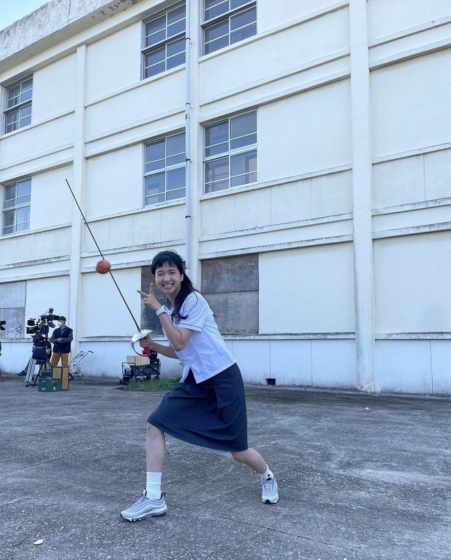 “kim tae ri masih cocok banget deh jadi anak sma,” “baru tau kim tae ri umurnya dah 31 anjir aktingnya mantep bgt, cocok jadi anak sma,” “kok bisa ya kim tae ri cantik imut menggemaskan keren dan awet muda,” komentar sejumlah netizen di Twitter. Foto: dok. Instagram kimtaeri_official