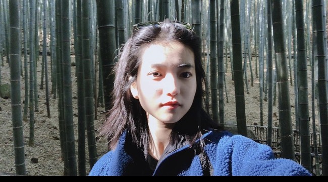 Mr. Sunshine menjadi drama Korea pertama yang dibintangi Kim Tae Ri, di mana sang aktris dipasangkan dengan Lee Byung Hun. Dia sempat menjalani hiatus selama beberapa bulan untuk belajar bahasa Inggris langsung di Inggris pada 2019. Penggemar juga bisa melihat penampilannya dalam film Little Forest dan Space Sweepers. Foto: dok. Instagram kimtaeri_official