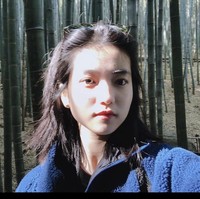 Mr. Sunshine menjadi drama Korea pertama yang dibintangi Kim Tae Ri, di mana sang aktris dipasangkan dengan Lee Byung Hun. Dia sempat menjalani hiatus selama beberapa bulan untuk belajar bahasa Inggris langsung di Inggris pada 2019. Penggemar juga bisa melihat penampilannya dalam film Little Forest dan Space Sweepers. Foto: dok. Instagram kimtaeri_official