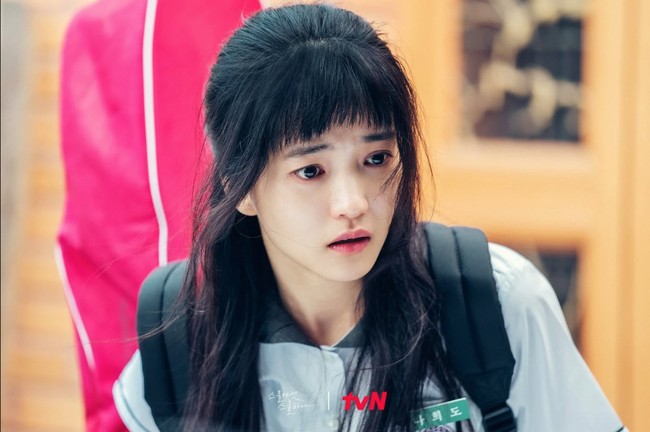 Kim Tae Ri jadi perbincangan setelah penayangan drama Korea Twenty Five Twenty One. Netizen tak menyangka lawan main Nam Joo Hyuk itu telah menginjak kepala tiga. Pasalnya Kim Tae Ri masih terlihat pantas memakai seragam sekolah dan memerankan anak SMA. Foto: dok.tvN