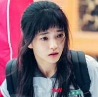 Kim Tae Ri jadi perbincangan setelah penayangan drama Korea Twenty Five Twenty One. Netizen tak menyangka lawan main Nam Joo Hyuk itu telah menginjak kepala tiga. Pasalnya Kim Tae Ri masih terlihat pantas memakai seragam sekolah dan memerankan anak SMA. Foto: dok.tvN