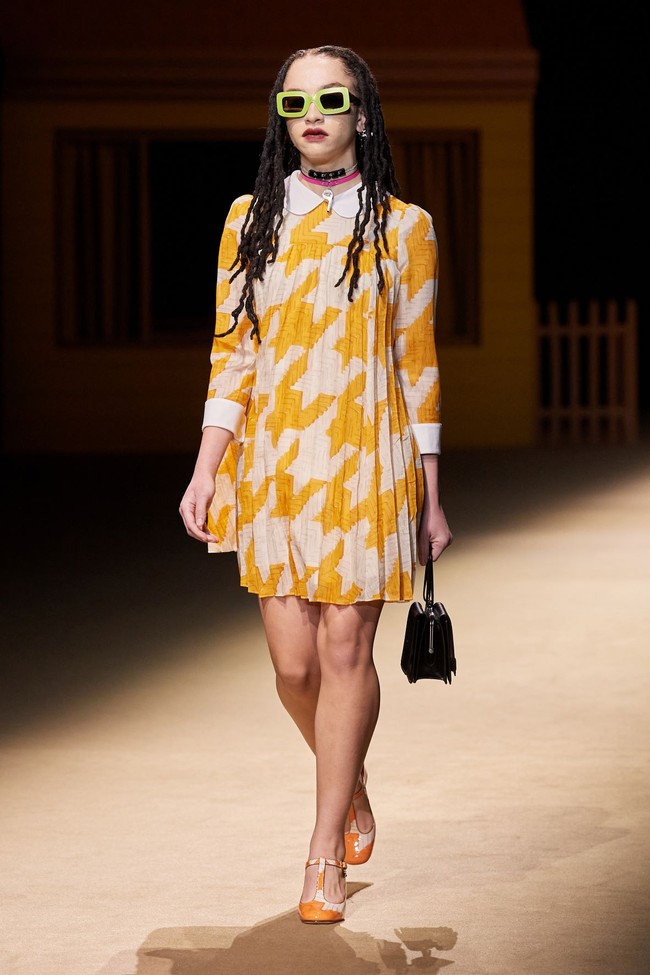 Fashion show koleksi Coach Fall/Winter 2022 yang terinspirasi nuansa klasik Amerika Serikat dengan busana bak era 70-an dan 90-an. Foto: Dok. Coach.
