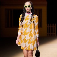 Fashion show koleksi Coach Fall/Winter 2022 yang terinspirasi nuansa klasik Amerika Serikat dengan busana bak era 70-an dan 90-an. Foto: Dok. Coach.