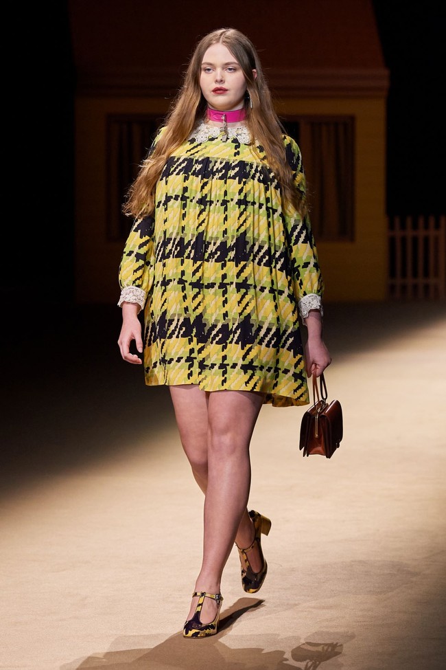 Fashion show koleksi Coach Fall/Winter 2022 yang terinspirasi nuansa klasik Amerika Serikat dengan busana bak era 70-an dan 90-an. Foto: Dok. Coach.