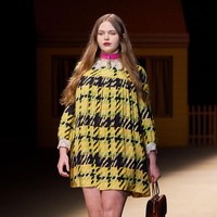 Fashion show koleksi Coach Fall/Winter 2022 yang terinspirasi nuansa klasik Amerika Serikat dengan busana bak era 70-an dan 90-an. Foto: Dok. Coach.