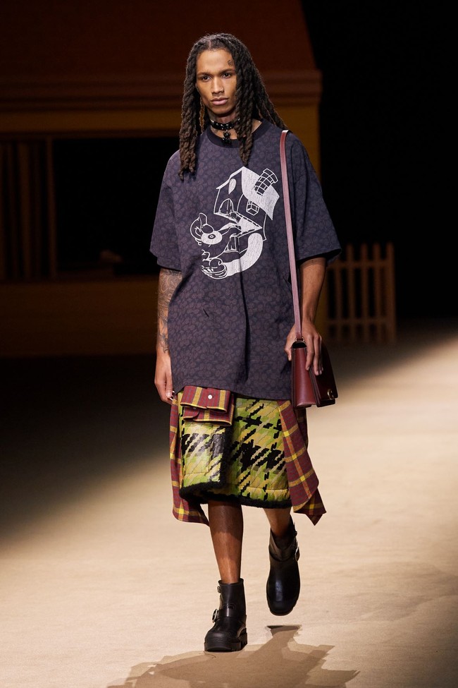 Fashion show koleksi Coach Fall/Winter 2022 yang terinspirasi nuansa klasik Amerika Serikat dengan busana bak era 70-an dan 90-an. Foto: Dok. Coach.