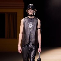 Fashion show koleksi Coach Fall/Winter 2022 yang terinspirasi nuansa klasik Amerika Serikat dengan busana bak era 70-an dan 90-an. Foto: Dok. Coach.