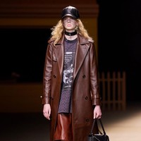 Fashion show koleksi Coach Fall/Winter 2022 yang terinspirasi nuansa klasik Amerika Serikat dengan busana bak era 70-an dan 90-an. Foto: Dok. Coach.