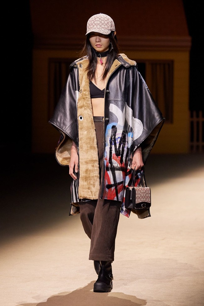 Fashion show koleksi Coach Fall/Winter 2022 yang terinspirasi nuansa klasik Amerika Serikat dengan busana bak era 70-an dan 90-an. Foto: Dok. Coach.