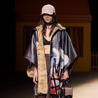 Fashion show koleksi Coach Fall/Winter 2022 yang terinspirasi nuansa klasik Amerika Serikat dengan busana bak era 70-an dan 90-an. Foto: Dok. Coach.