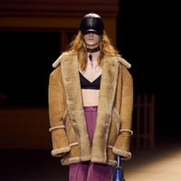 Fashion show koleksi Coach Fall/Winter 2022 yang terinspirasi nuansa klasik Amerika Serikat dengan busana bak era 70-an dan 90-an. Foto: Dok. Coach.