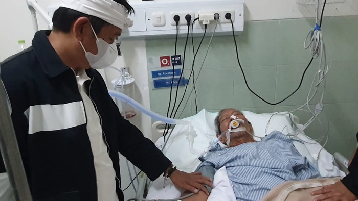 Kondisi kesehatan ayah Dedi Mulyadi yang juga seorang pejuang kemerdekaan, Sahlin Ahmad Suryana tengah menurun. Saat ini ayahnya yang telah memasuki usia 92 tahun itu dirawat di ICU RS Siloam Purwakarta.
